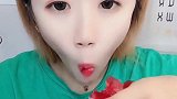 吃冰姑娘，今天竟然吃冰球，这一口咬下去太爽了！