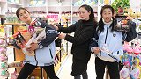 短剧；老师带倩倩和鸭蛋买零食，结果倩倩和鸭蛋抱一堆，太搞笑了