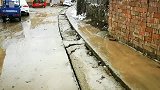 这路面，看来还得买越野车啊！