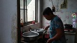婆婆地里干活，奶奶在家做特色小吃，做好让亲家也尝尝鲜