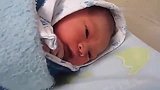 刚刚出生的宝宝，这表情，这动作，直接被你萌翻了！