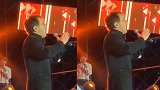 成龙北京演出遭遇小意外，被伴舞小武僧不小心飞踹超淡定