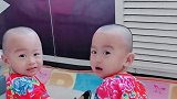 三胞胎兄弟为了一块饼打了起来，这以后长大了该怎么办