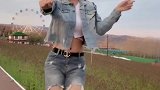 牛仔裤内搭白色丝袜有多丑，跳的再美也掩饰不了的尴尬