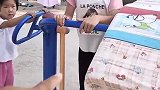 让姐姐看小弟，结果把小弟一个人丢在那边哭