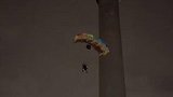 英国冒险者从91米高的烟囱上跳伞 降落在商场停车场