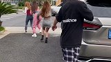 整蛊路人被发现了！