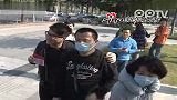 深圳：男子兑现承诺 当街发钱给网民