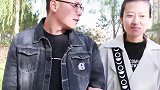 小伙非要抢着给女友拎包，不料被路人误认为小偷
