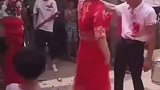 闹婚闹过了，新娘大怒，一脚踹在伴郎身上