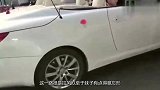 美女骑电动车笑脸相迎，谁知刚一回头就悲剧了！