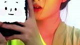 云南一女生对镜清唱山歌，这就是小百灵鸟吧