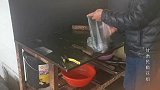礼拜天孙子们全家里做客，奶奶买了2条梭鳖鱼，全家人吃美了