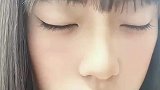 女孩给男友化妆戴假发，结果发现男友比自己还漂亮