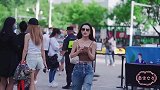 三里屯街拍：即显身材又显时尚要数牛仔裤，我承认我馋了