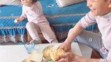 当爸爸做了简单的早餐后，暖心女儿高情商说话