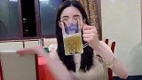 小姐姐表演“啤酒按摩”，这手法一看就不是一般人！