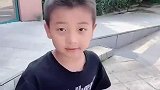 萌娃：本来想着素颜去接孩子，结果儿子的话心痛了！