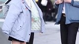 小姐姐虽然你哥们，给我披了件衣服，但温暖我的，是你的眼神