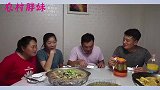 胖妹和同学聚会，大洋和表哥也来凑热闹，一桌人吃吃喝喝好热闹