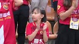 中超-天体看台惊现小萌妹！ 高举小手为球队加油-花絮