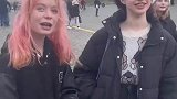 小哥在俄罗斯偶遇两个女孩