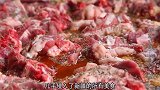 抓饭里撒上少量孜然，与羊肉的鲜香融在一起，软糯可口令人垂涎