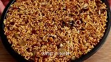 把方便面放锅里蒸一蒸，出锅就成一道特色小吃，吃一口真解馋
