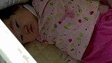 躺在婴儿床的宝宝第一次见到外国收养妈妈，这反应让人心酸