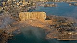 航拍贝鲁特爆炸核心区：焦土围深坑 周边建筑满目疮痍