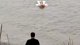 民警测试救生新装备，鱼却把泳圈送回岸边！