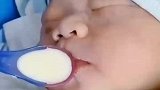 产房新生儿，喝上第一口母乳，这速度是还没适应吗？