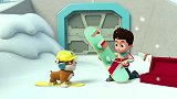 汪汪队：狗狗们在堆雪人，这个雪人真漂亮，真是厉害的狗狗