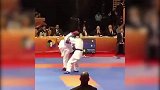 突如其来的杀招！女子空手道比赛中诡异的拐弯踢头