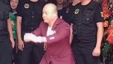 大B哥这架势，看样子也是练过啊！
