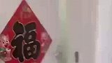 妈妈正在做饭，女儿误入厨房