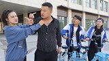 豪横小伙抬杠美女司机，为何学生却纷纷站在小伙这边？