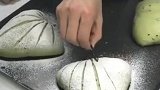 糕点师有把祖传的小刀，划拉几下，面包超好吃！