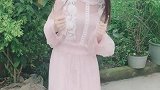 小姐姐穿了一条粉色的仙女裙，真是好美啊