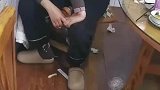 女生饭后趴在桌上睡觉，没有一个清醒的