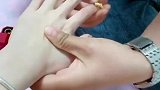 男子给女友送礼物，强迫其一只手戴五枚戒指