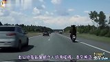 四川方言搞笑动物配音,狗熊成精骑摩托,笑的肚儿痛!