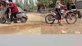 电动车与摩托车拔河，被摩托车狠狠羞辱