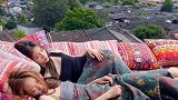 出来旅游，这就是一晚一百块钱睡觉的客房，是露天的。