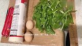 青菜鸡蛋火腿肠炒面在家简单吃一口很适合打工仔