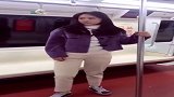 地铁上跳舞的老婆最漂亮，看她跳舞真是一种享受