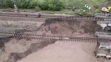 山西晋中：昌源河大桥桥台被冲垮，火车连同铁轨悬空
