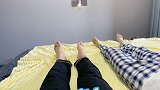 女生睡觉都喜欢把腿翘在男友腿上吗昊昊 情侣 同居日常