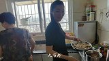 小明吃完海鲜大餐赶海运气爆棚，小水坑抓到大石斑，这运气没谁了