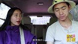 兄妹俩开车，用嘴当喇叭，还坐在车顶上提醒行人
